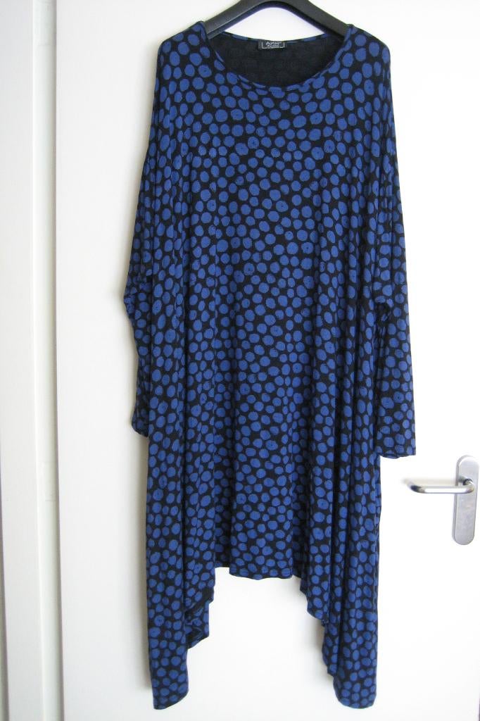 Speelse zwarte tuniek of jurk met blauwe polkadots van AKH, Kleding | Dames, Grote Maten, Verzenden, Nieuw, Jurk, AKH