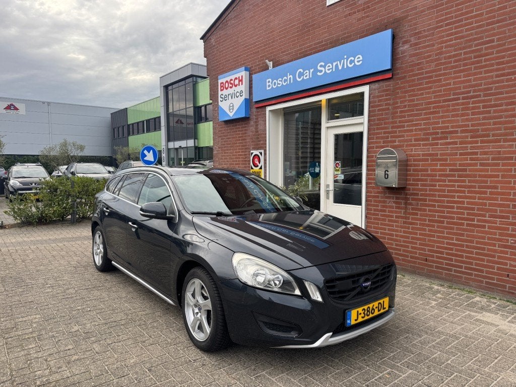 Volvo V60 1.6 T3 110kW Momentum, Voorwielaandrijving, 15 km/l, Gebruikt, 4 cilinders