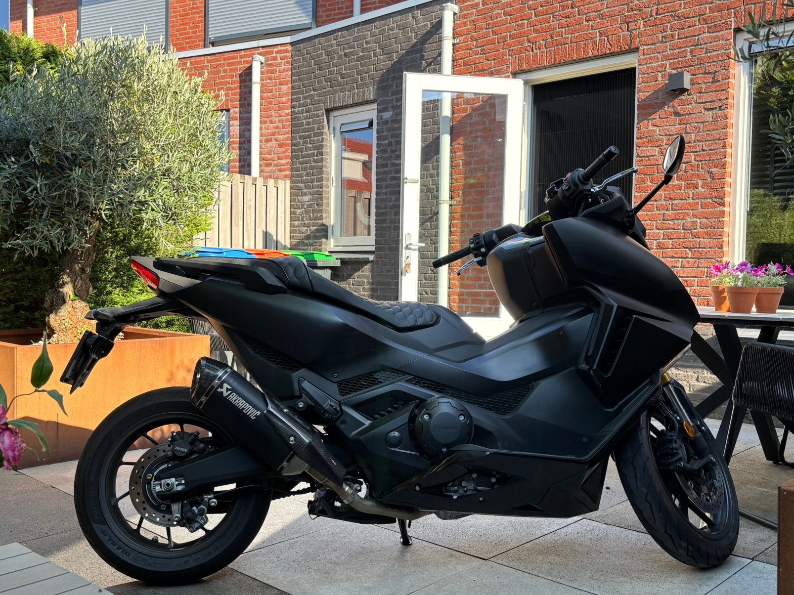 Honda Forza 750 BLACK ON BLACK  Akrapovic BJ: 2024, Motoren, Motoren | Honda, Sportuitlaat, Occasion, Bedrijf, Meer dan 35 kW