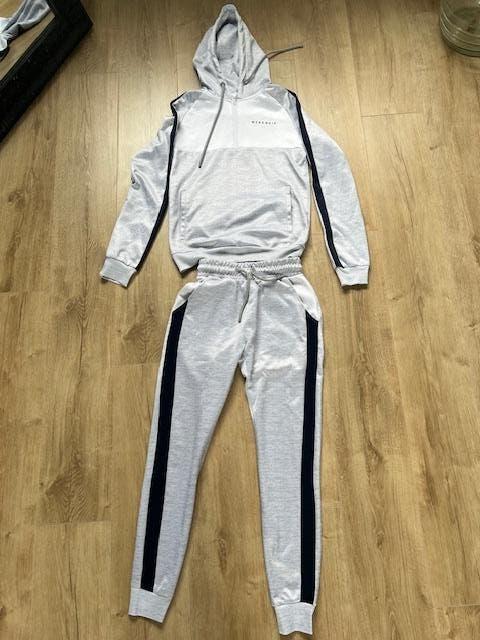 Grijs/wit pak van McKenzie in maat XS, Kleding | Heren, Sportkleding, Ophalen of Verzenden, Zo goed als nieuw, McKenzie, Grijs