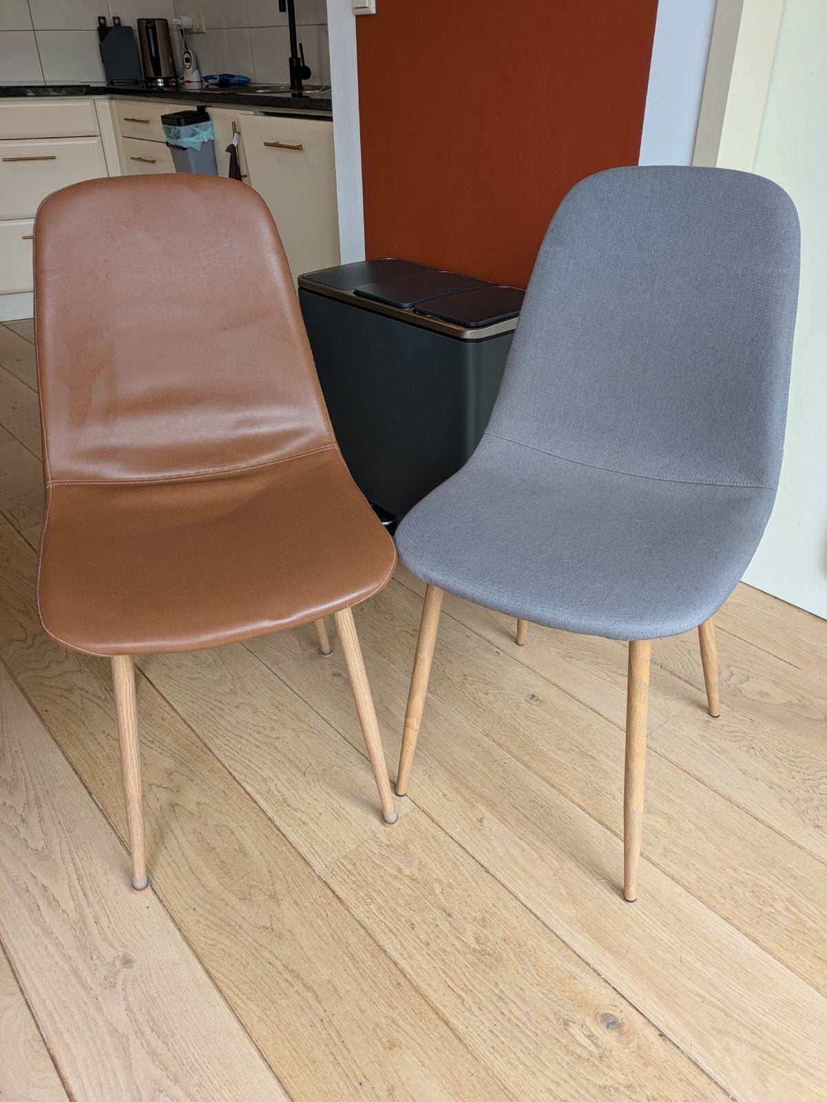 Jysk eetkamerstoelen: 4 cognac, 2 grijs met aluminium poten, Ophalen, Gebruikt, Vijf, Zes of meer stoelen, Stof