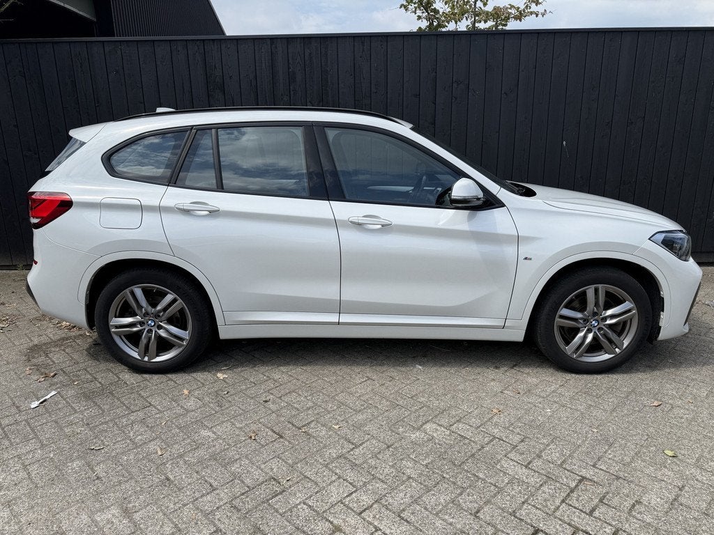 BMW X1 xDrive25e High Executive M-sport (bj 2021, automaat), Auto's, BMW, Gebruikt, Leder en Stof, Wit, Plug-in hybride