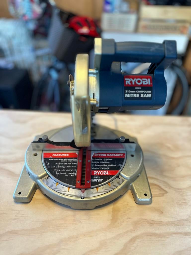 RYOBI 210mm Verstekzaag – CMS812 – 1200W, Ophalen of Verzenden, Gebruikt, Overige typen