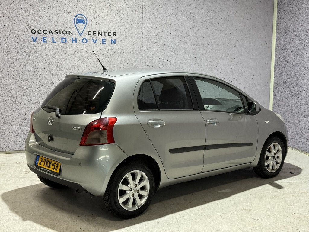 Toyota Yaris 1.3 VVTi Cool // AIRCO // NW APK // LM VELGEN, Stof, Zwart, 995 kg, Bedrijf