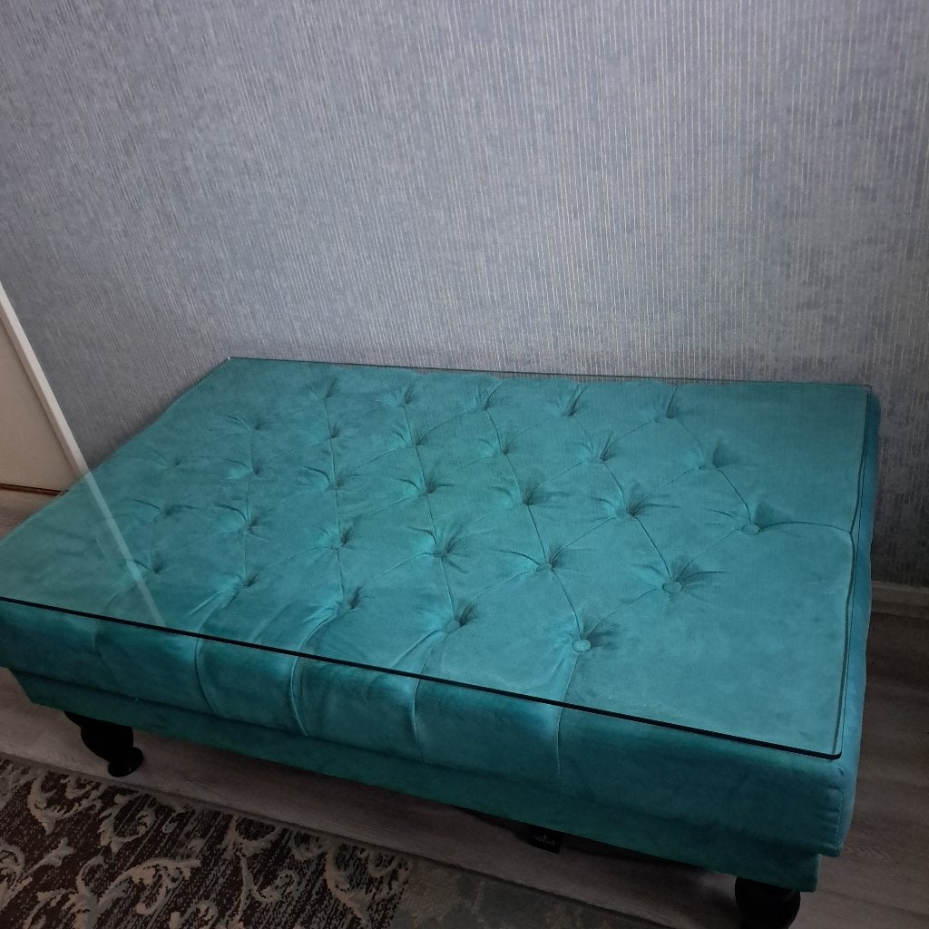 Turkoois kleurige gecapitonneerde salontafel met glasplaat., Ophalen, Overige materialen, 100 tot 150 cm, 50 tot 100 cm