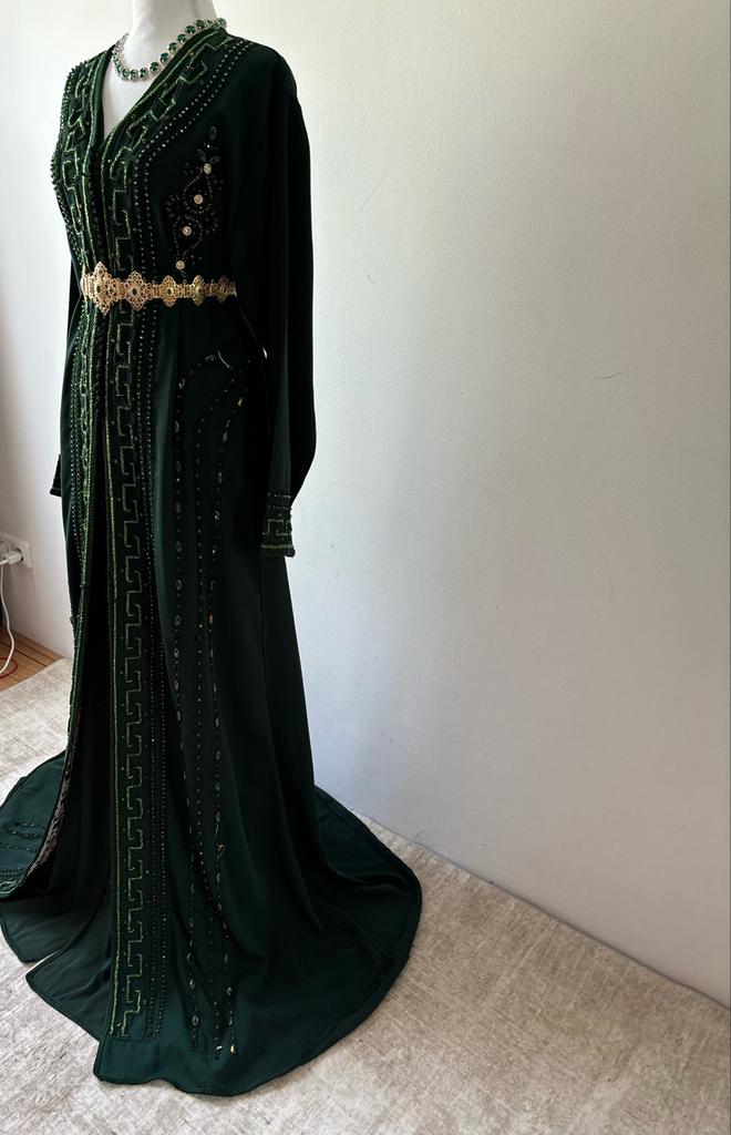 Prachtige Donkergroene Takchita met Gouden Details te HUUR, Galajurk, Zo goed als nieuw, Groen, Ophalen