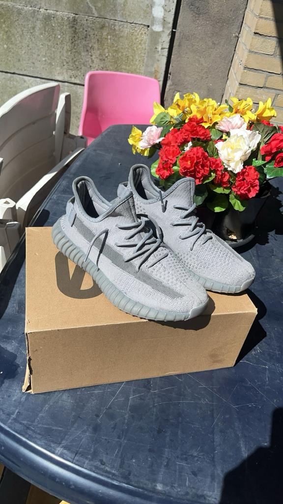 Yeezy’s 350 v2, Ophalen, Zo goed als nieuw, Zwart