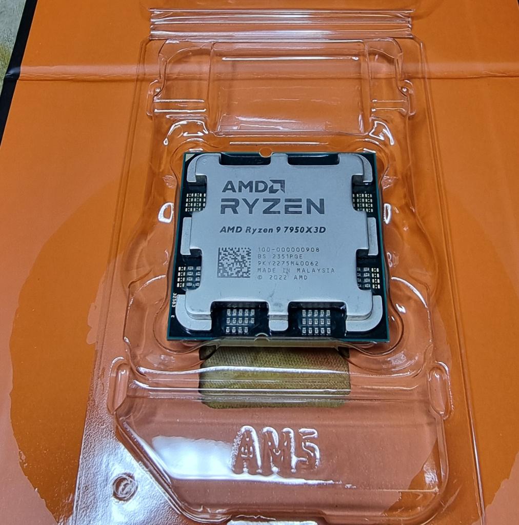 AMD Ryzen 9 7950X3D (Q1 2023) + koeler Noctua NH-D15 G2, Computers en Software, Processors, Zo goed als nieuw, 16-core, 4 Ghz of meer