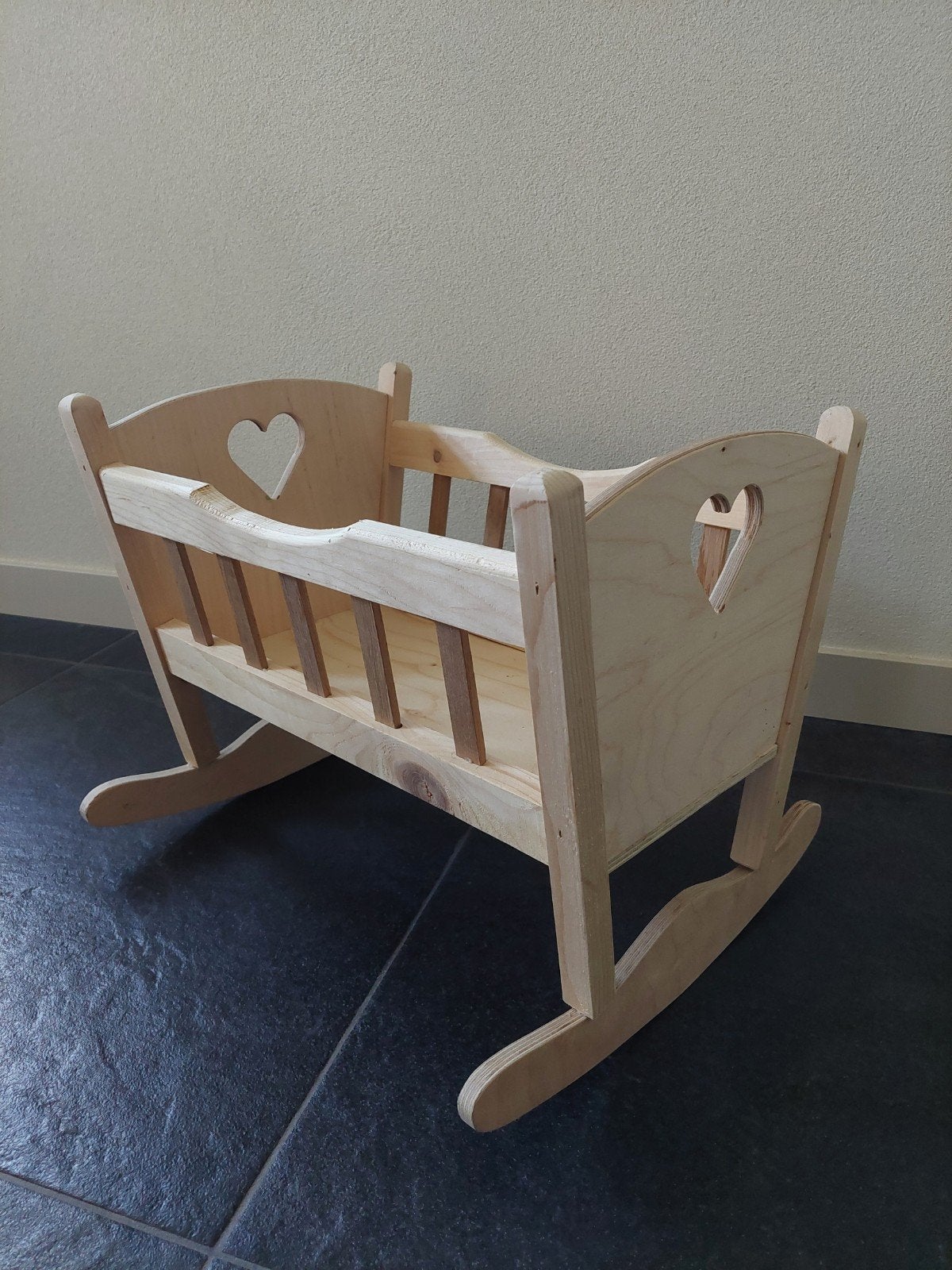 Houten poppenbedje, Ophalen, Nieuw, Meubelstuk of Keukentje
