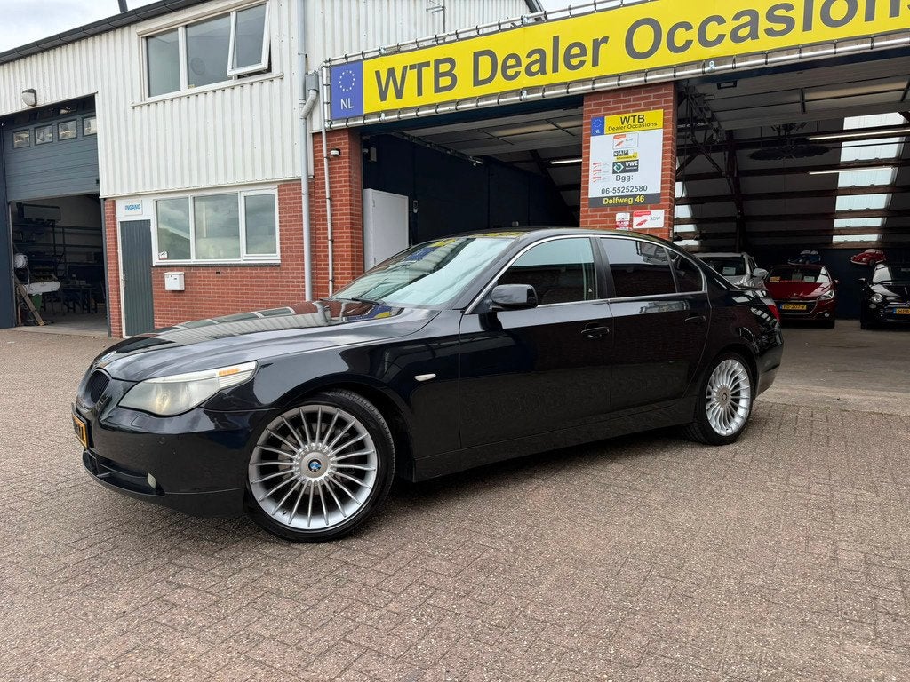 BMW 5-serie 520i Executive in super staat Dealer onderh., Auto's, BMW, Achterwielaandrijving, Gebruikt, Zwart, Bedrijf