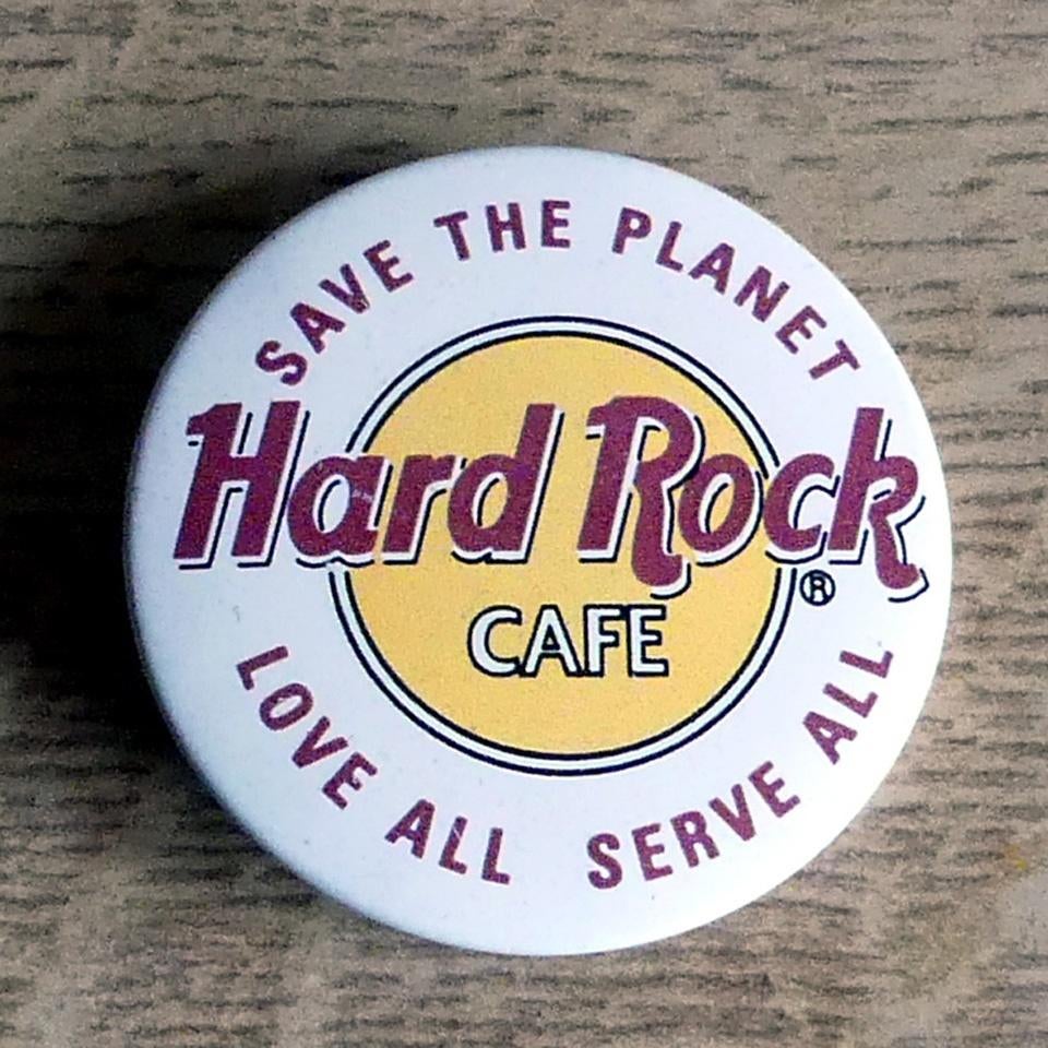 Button Hard Rock Cafe love all serve all, Ophalen of Verzenden, Gebruikt, Merk, Button