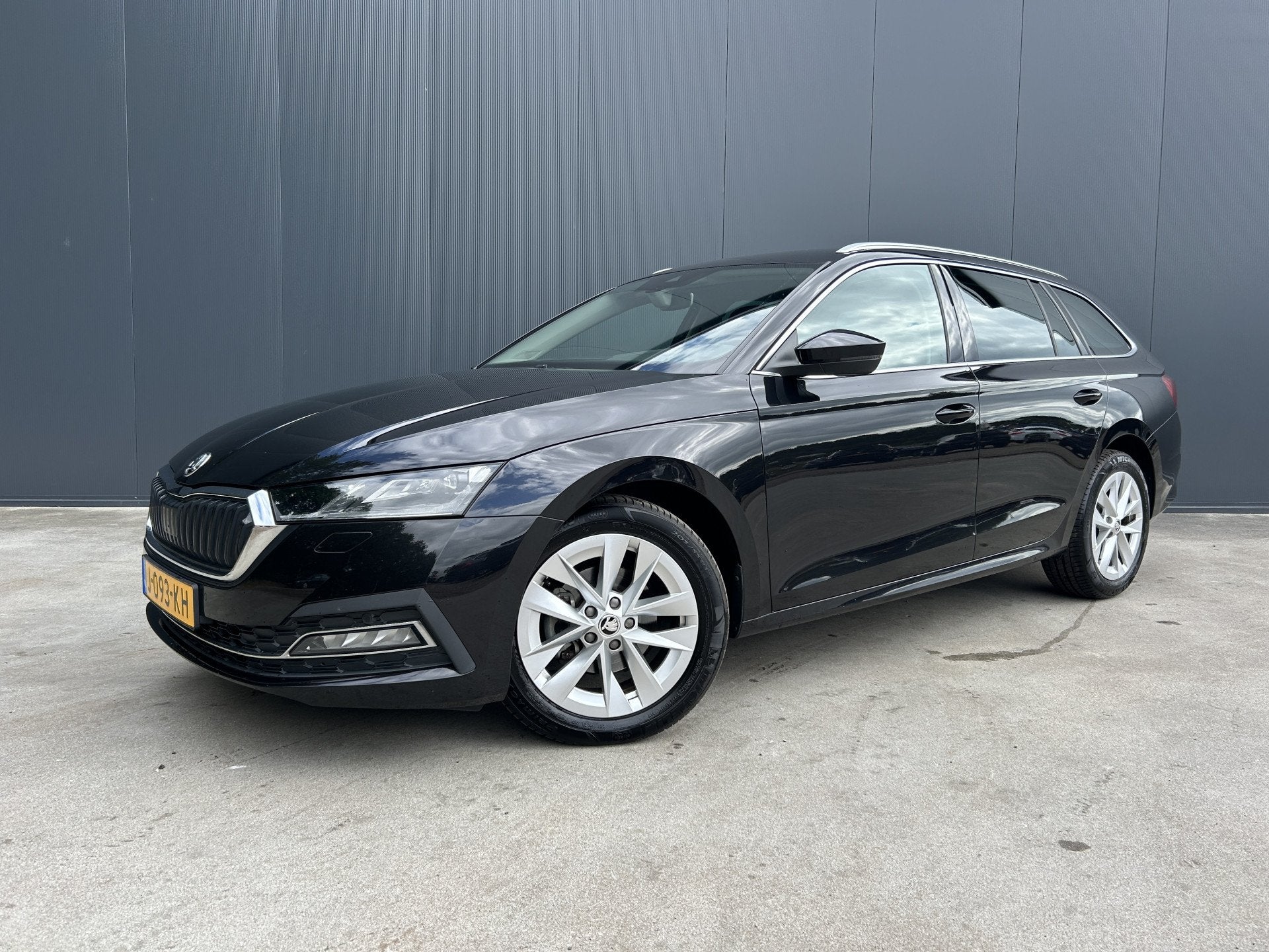 Skoda Octavia Combi 1.5 TSI 150 PK First Edition 1e EIGENAAR, 4 cilinders, 150 pk, Zwart, Origineel Nederlands