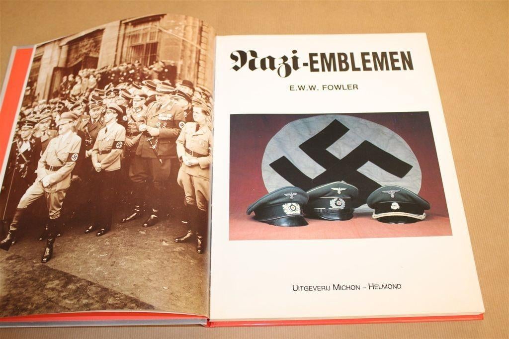 Nazi-Emblemen — WOII Insignes & Veel Foto’s 1993, Boeken, Ophalen of Verzenden, Tweede Wereldoorlog, Gelezen, Overige onderwerpen
