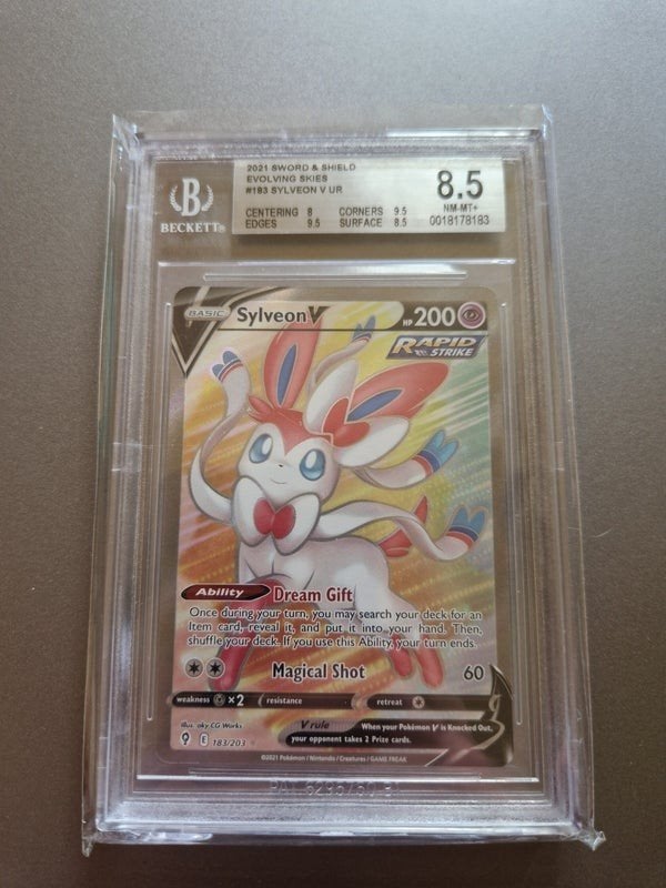 Sylveon V 183/203 Beckett 8.5 Evolving Skies, Ophalen of Verzenden, Zo goed als nieuw, Losse kaart, Foil