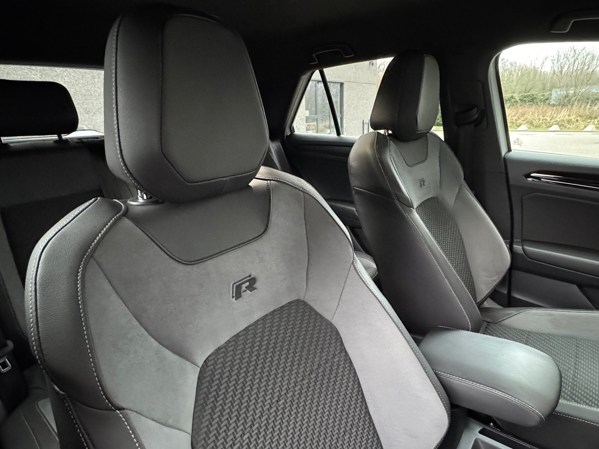 Volkswagen T-Roc 2.0 TSI R 4Motion 300 PK Virtual Dealer onh, Auto's, Volkswagen, Gebruikt, 4 cilinders, Alcantara, Wit