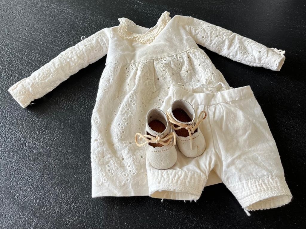 Antieke broderie poppenkleertjes, Verzamelen, Poppen, Verzenden, Gebruikt, Pop