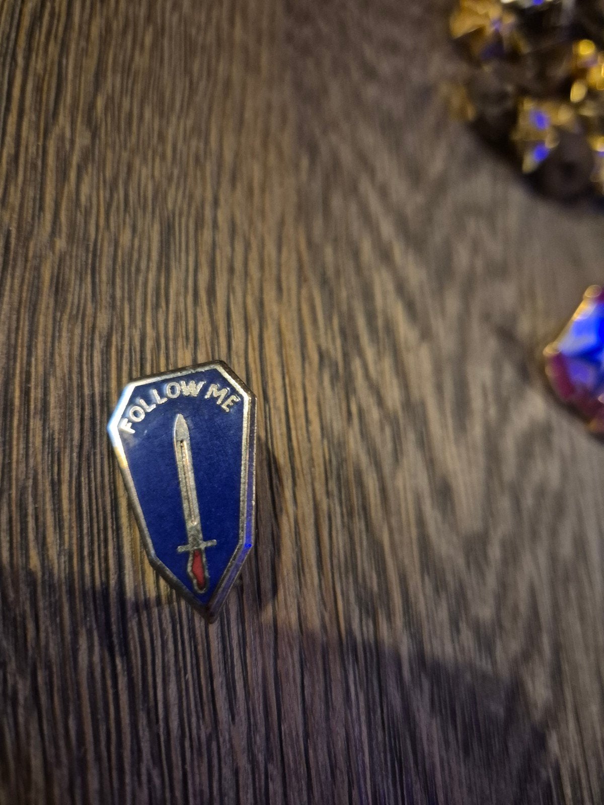Vintage 'Follow Me' Pin met Zwaard - Uniek Verzamelobject, Ophalen of Verzenden, Gebruikt, Overige onderwerpen, Speldje of Pin