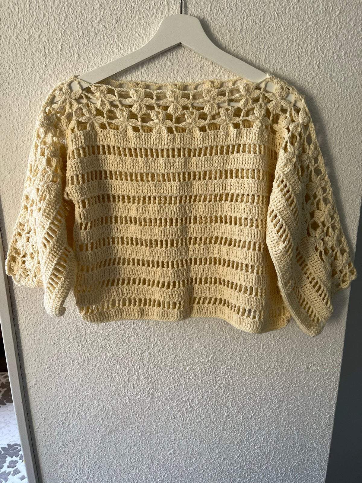 Handgemaakte gehaakte crop trui met driekwart mouwen, Ophalen of Verzenden, Nieuw, Maat 36 (S), Beige