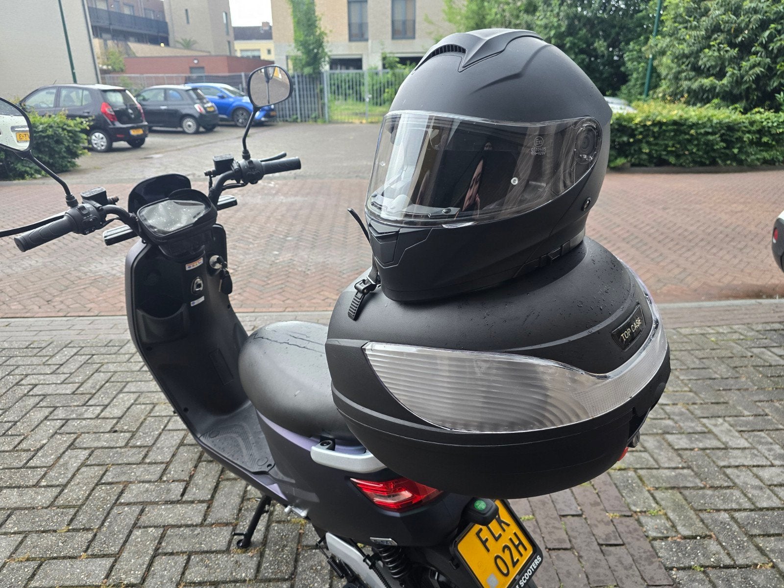 Electrische scooter met helm en koffer bijna niet gebruikt m, Fietsen en Brommers, Ophalen of Verzenden, Zo goed als nieuw, Overige merken
