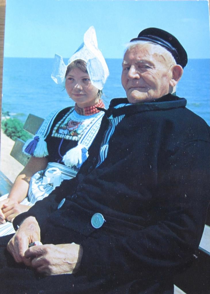 opa met kleindochter in Volendamse klederdracht, Verzenden, 1980 tot heden, Ongelopen, Klederdracht