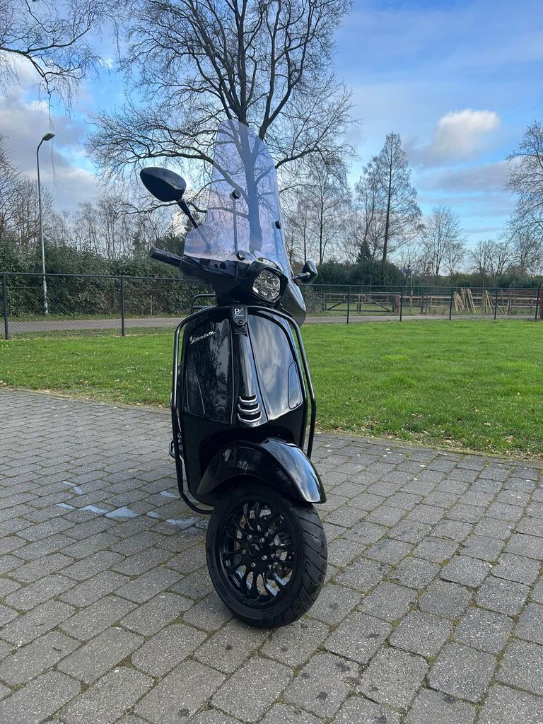 Vespa Sprint 2018 Full Black - Zo goed als nieuw, Ophalen, Gebruikt, Vespa S, Benzine
