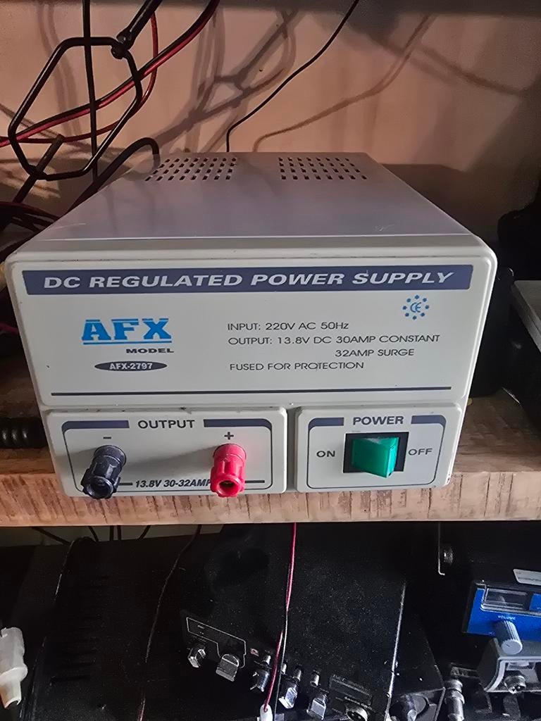 AFX DC Gereguleerde Voeding AFX-2797 - 13.8V 30A/32A, Telecommunicatie, Zenders en Ontvangers, Ophalen of Verzenden