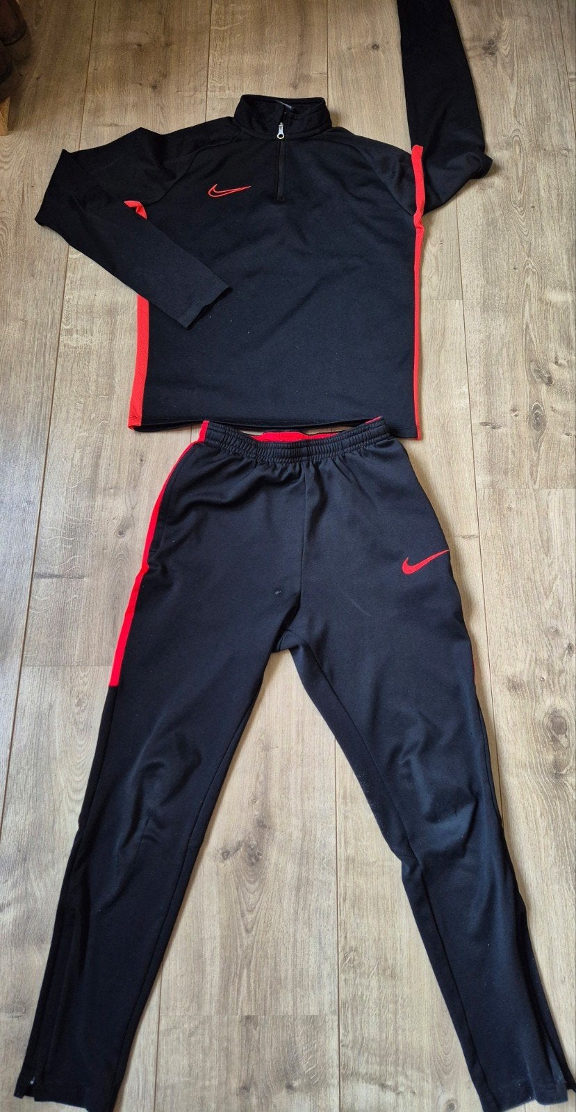 Nike Dri-FIT Trainingspak Zwart/Rood Maat M (137-147 CM), Kinderen en Baby's, Gebruikt, Sport- of Zwemkleding, Ophalen of Verzenden