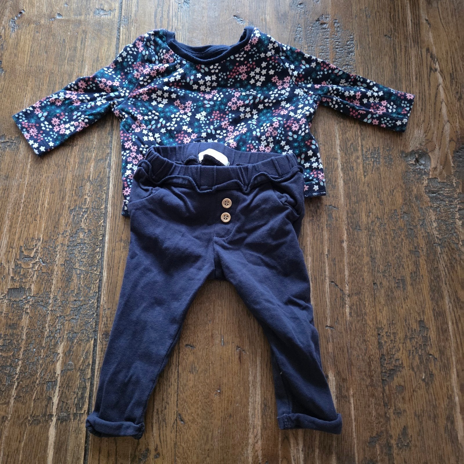 Leuke set: bloemen shirt en donkerblauwe broek, Kinderen en Baby's, Babykleding | Overige, Ophalen of Verzenden, Gebruikt, Onbekend