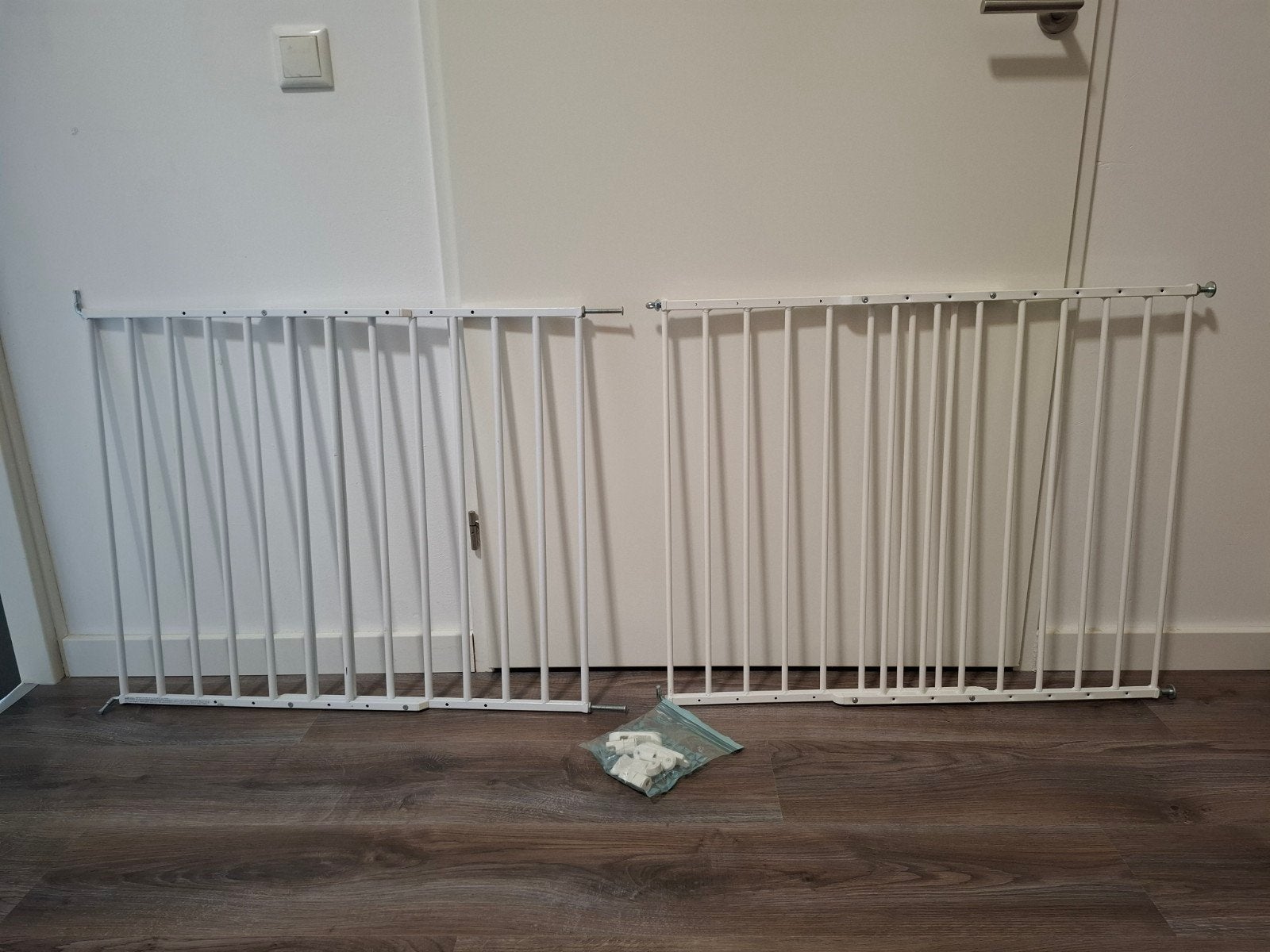 2x Wit metalen traphekjes - verstelbaar, Kinderen en Baby's, Traphekjes, Ophalen, Gebruikt, Metaal of IJzer, Klemhekje