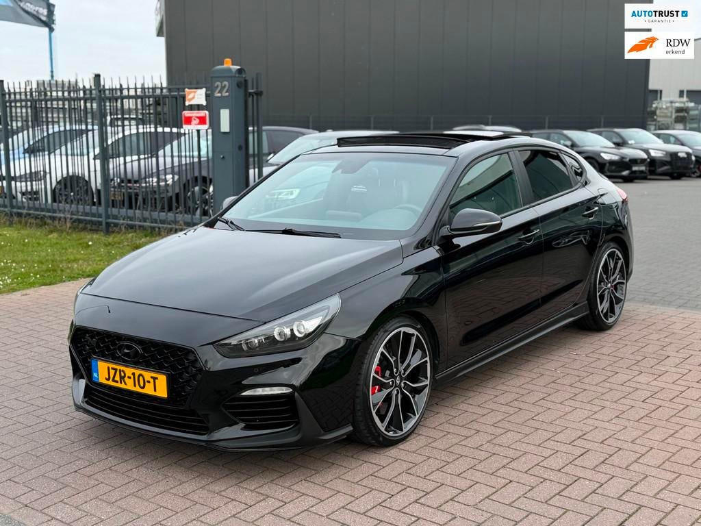 Hyundai I30 2.0 T-GDI N2 Performance Fastback Pano Dealer on, Auto's, 1998 cc, 4 cilinders, 700 kg, Zwart