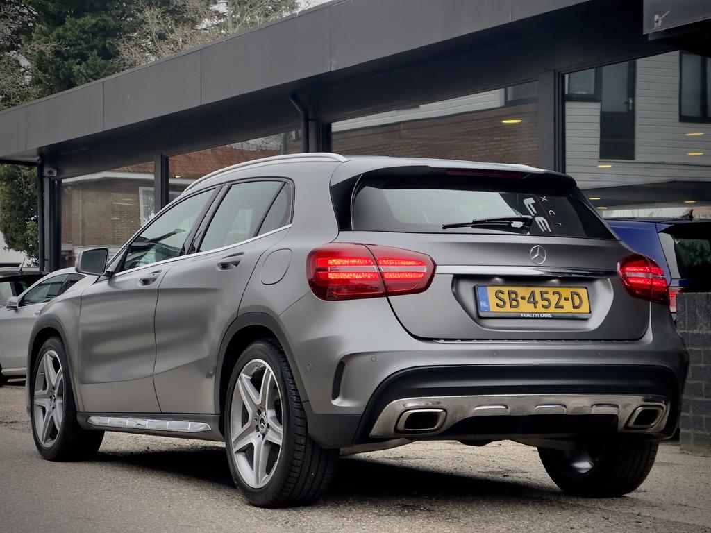 Mercedes-Benz GLA 180 AMG-LINE AUT7 LEDER 19 INCH-LMV NAVI P, Auto's, Gebruikt, Euro 6, 4 cilinders, 715 kg