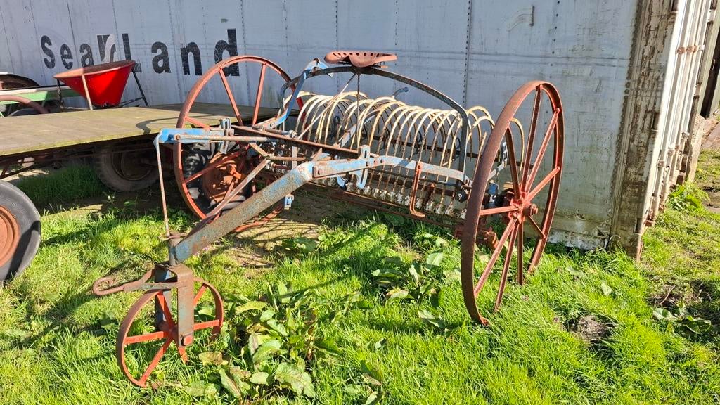 Oude hooihark paardenwerktuig oldtimer tractor, Ophalen