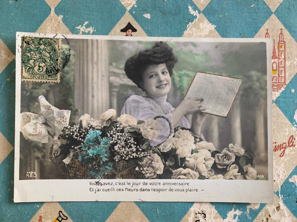 1907 Dame met bloemen (EL), Verzamelen, Ansichtkaarten | Themakaarten, Ophalen of Verzenden, Voor 1920, Gelopen, Overige thema's