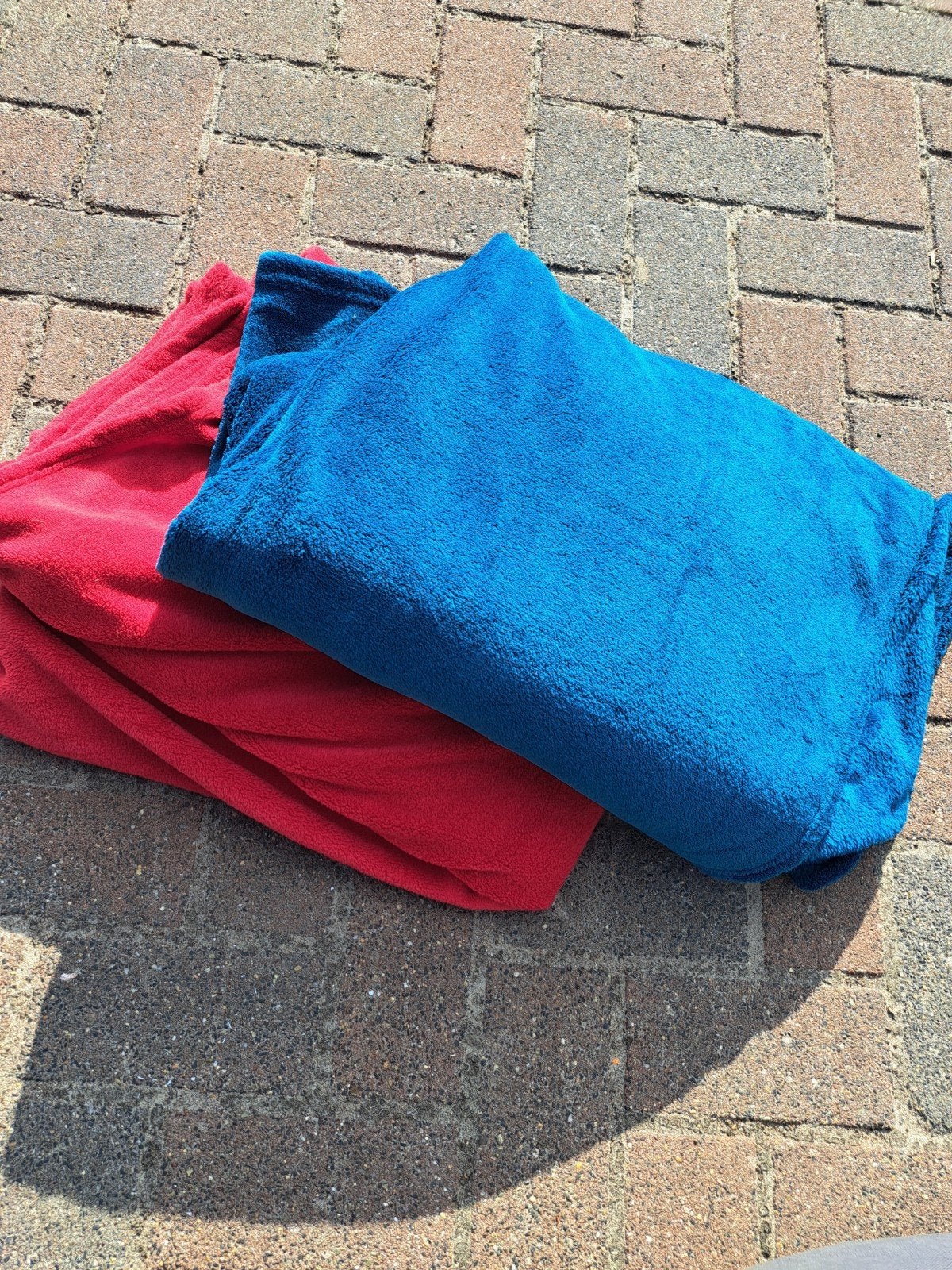 Set van 2 zachte fleece kussens - Rood en Blauw, Huis en Inrichting, Overige merken, Gebruikt, Meerkleurig, Ophalen of Verzenden