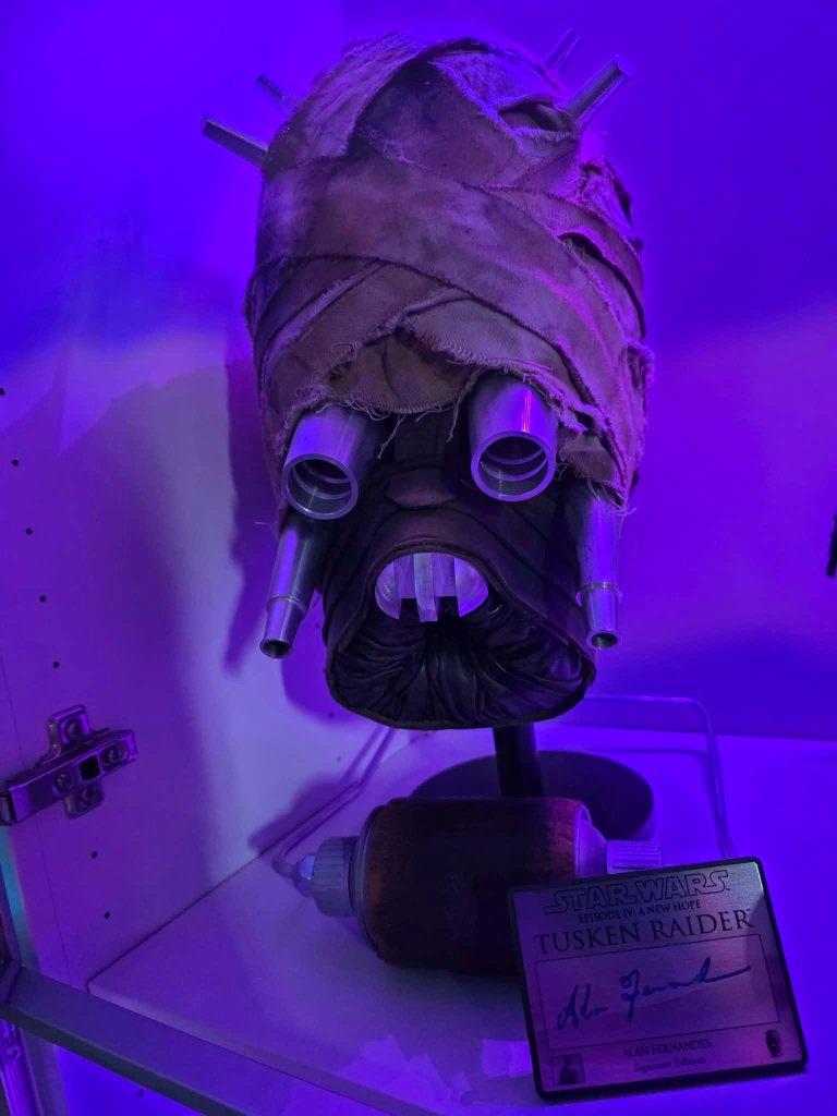 Star Wars Tusken Raider helmet signed actor alan fernandes, Ophalen, Zo goed als nieuw, Actiefiguurtje