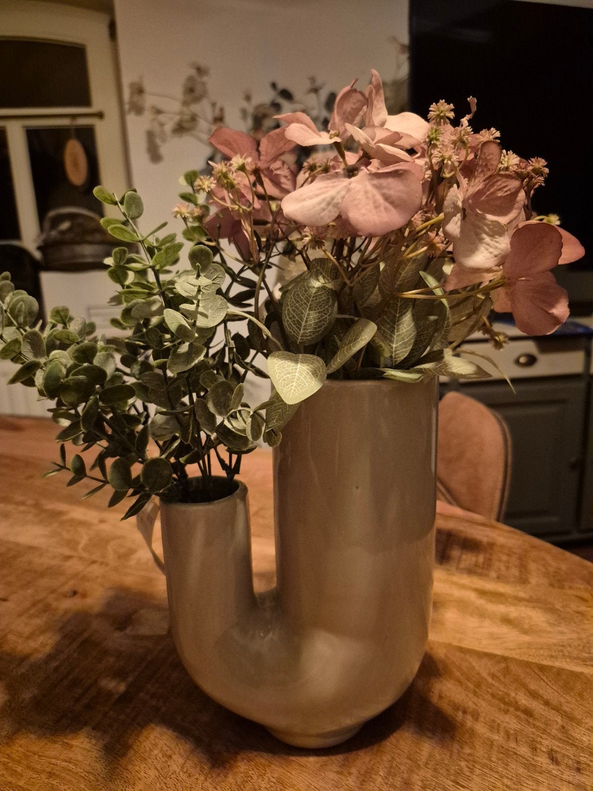 Unieke dubbele vaas met kunstbloemen - Beige/Grijs, Inclusief decoratie, Nieuw, Ophalen of Verzenden, Grijs