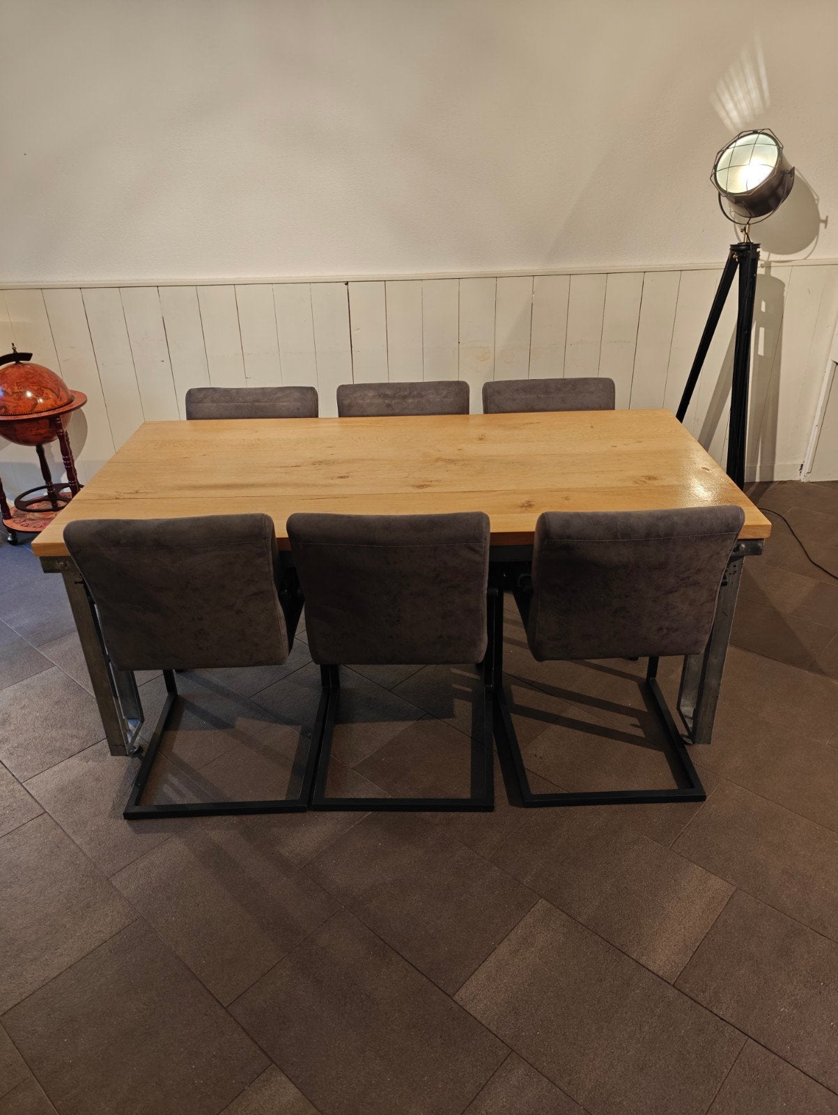 Eikenhouten eettafel met stalen onderstel en 6 stoelen, Ophalen, 100 tot 150 cm, 200 cm of meer, Industrieel, Modern