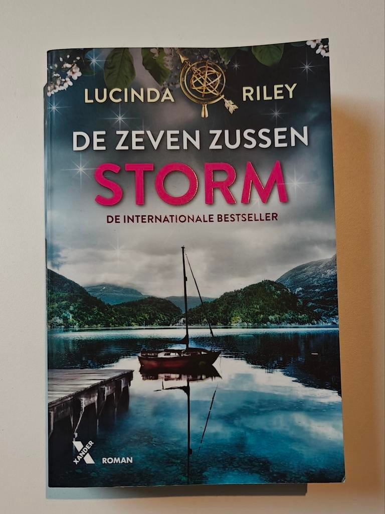 De Zeven Zussen Storm - Lucinda Riley (deel 2), Boeken, Ophalen of Verzenden, Zo goed als nieuw, Lucinda Riley, Europa overig