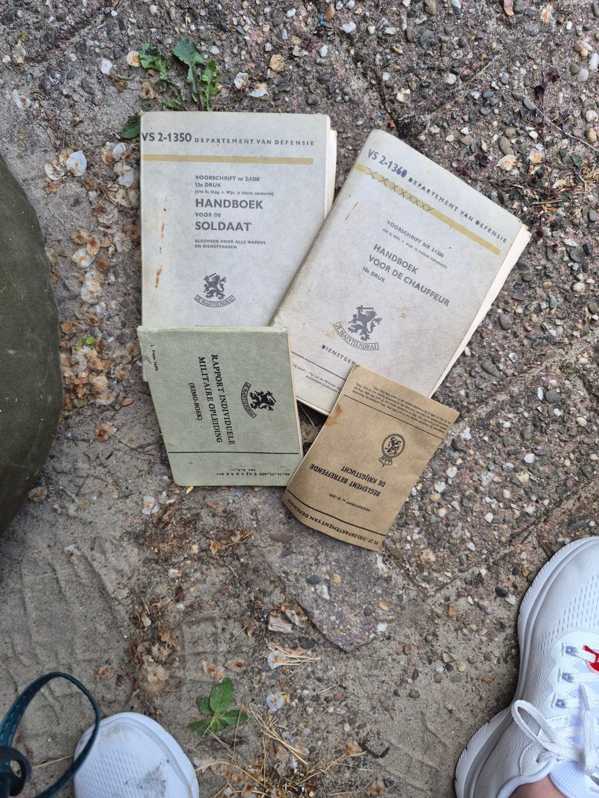Origineel jaren '60 militair plunje baal met inhoud, Verzamelen, Militaria | Algemeen, Ophalen