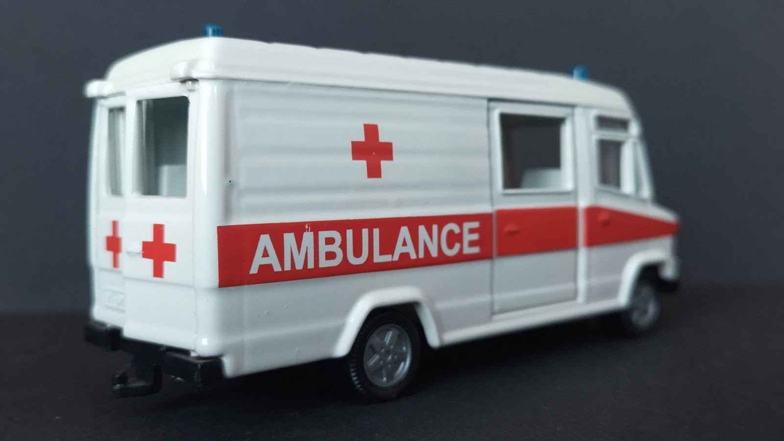 Mercedes Benz 809 d ambulance 1:55 Siku Pol, Verzenden, Zo goed als nieuw, Bus of Vrachtwagen, Sieper