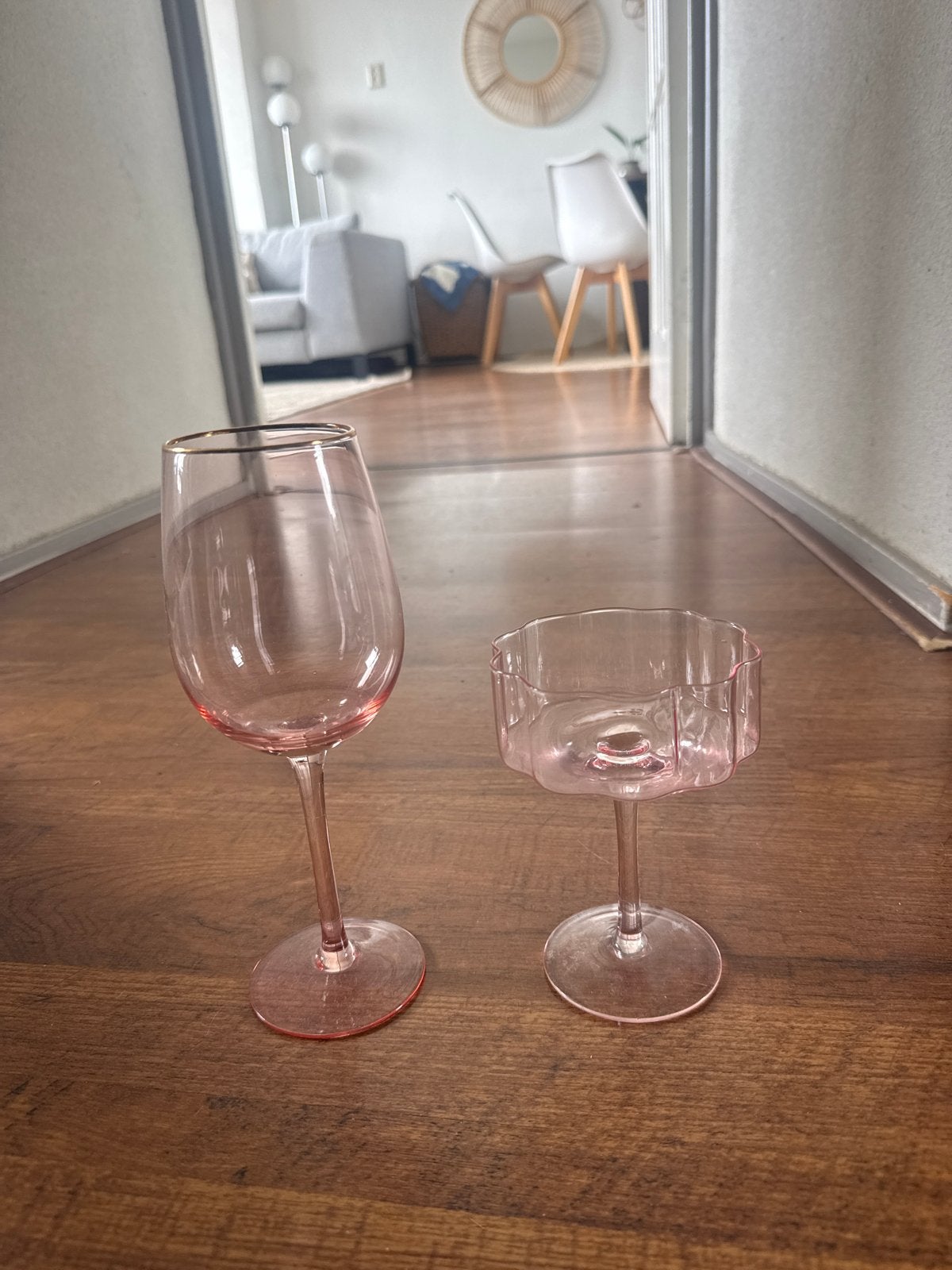 Roze glazen: wijnglas en coupeglas, Antiek en Kunst, Ophalen