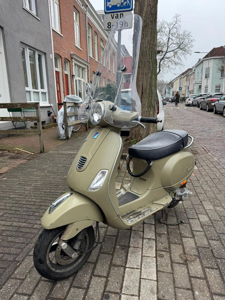 Vespa MOET WEG, Fietsen en Brommers, Snorfietsen en Snorscooters, Ophalen, Gebruikt, Benzine, Vespa