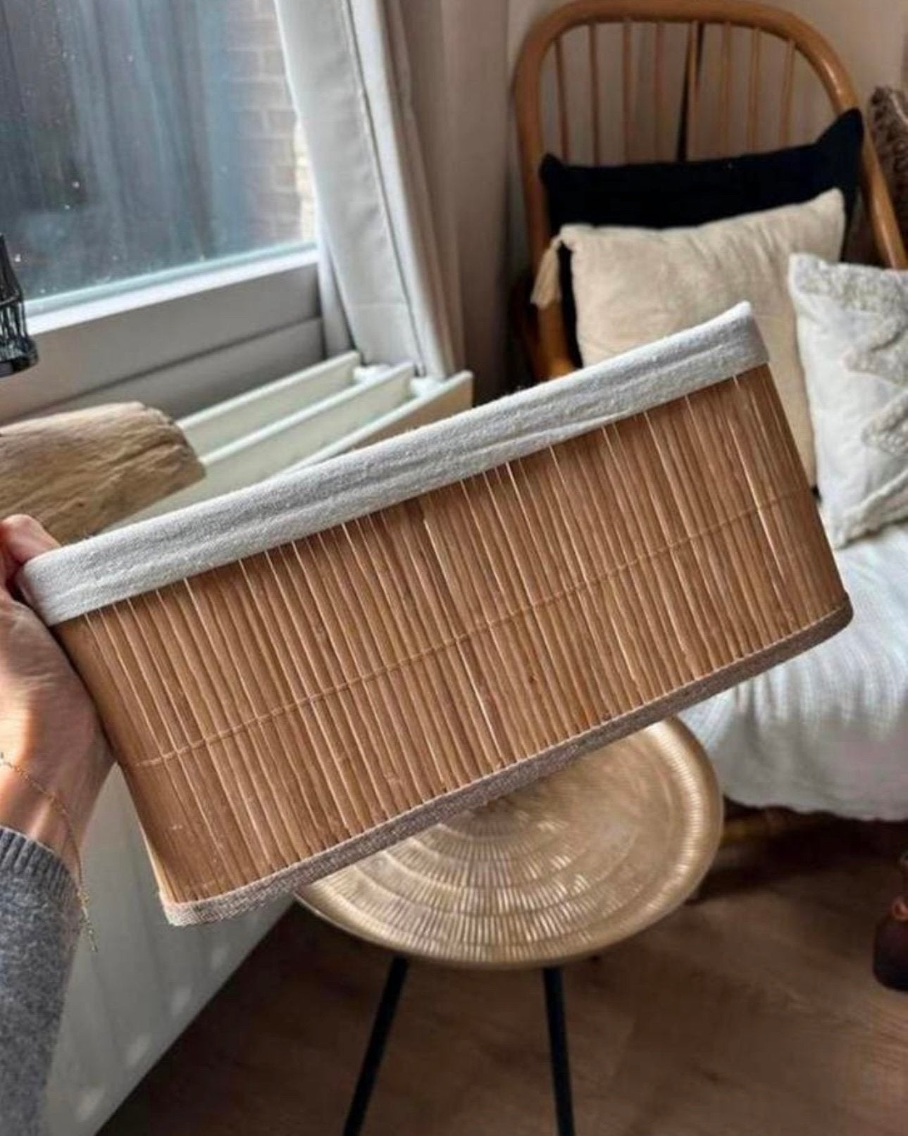 Grote mand van bamboe met stoffering aan de binnenzijde, Huis en Inrichting, Woonaccessoires | Schalen en Manden, Ophalen of Verzenden