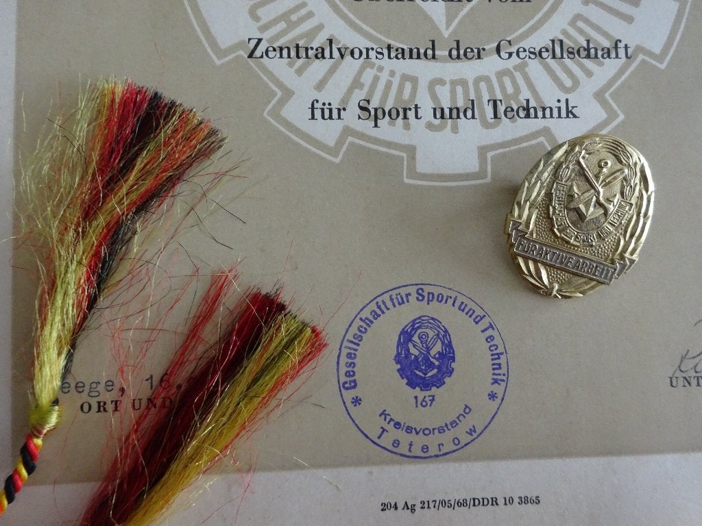 DDR:  GST medaille für aktive Arbeit met Oorkonde, Ophalen of Verzenden, Landmacht, Duitsland, Lintje, Medaille of Wings