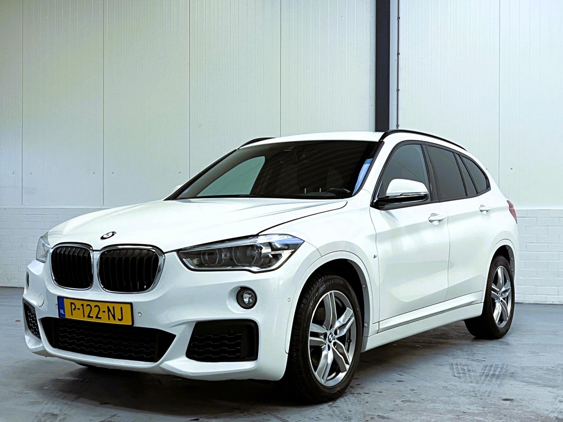 BMW X1 SDrive18i High Executive M Sport|Trekhaak|Harman Kard, Auto's, Gebruikt, Euro 6, Automatische klimaatregeling, Alcantara