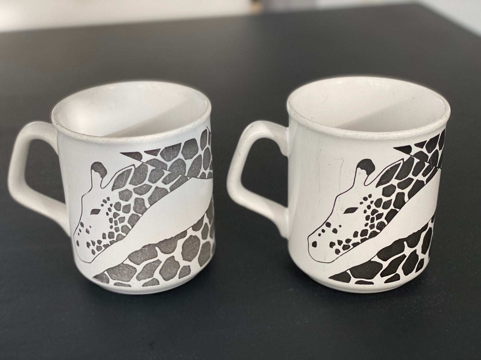 2 mokken met giraffen, Gebruikt, Overige stijlen, Aardewerk, Mok