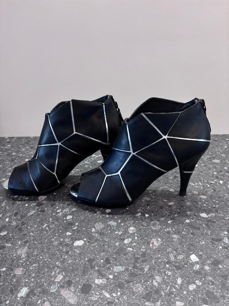 United nude Mosaic Peep-Toe enkellaars mt 41, Zwart, Lage of Enkellaarzen, Ophalen of Verzenden, Zo goed als nieuw