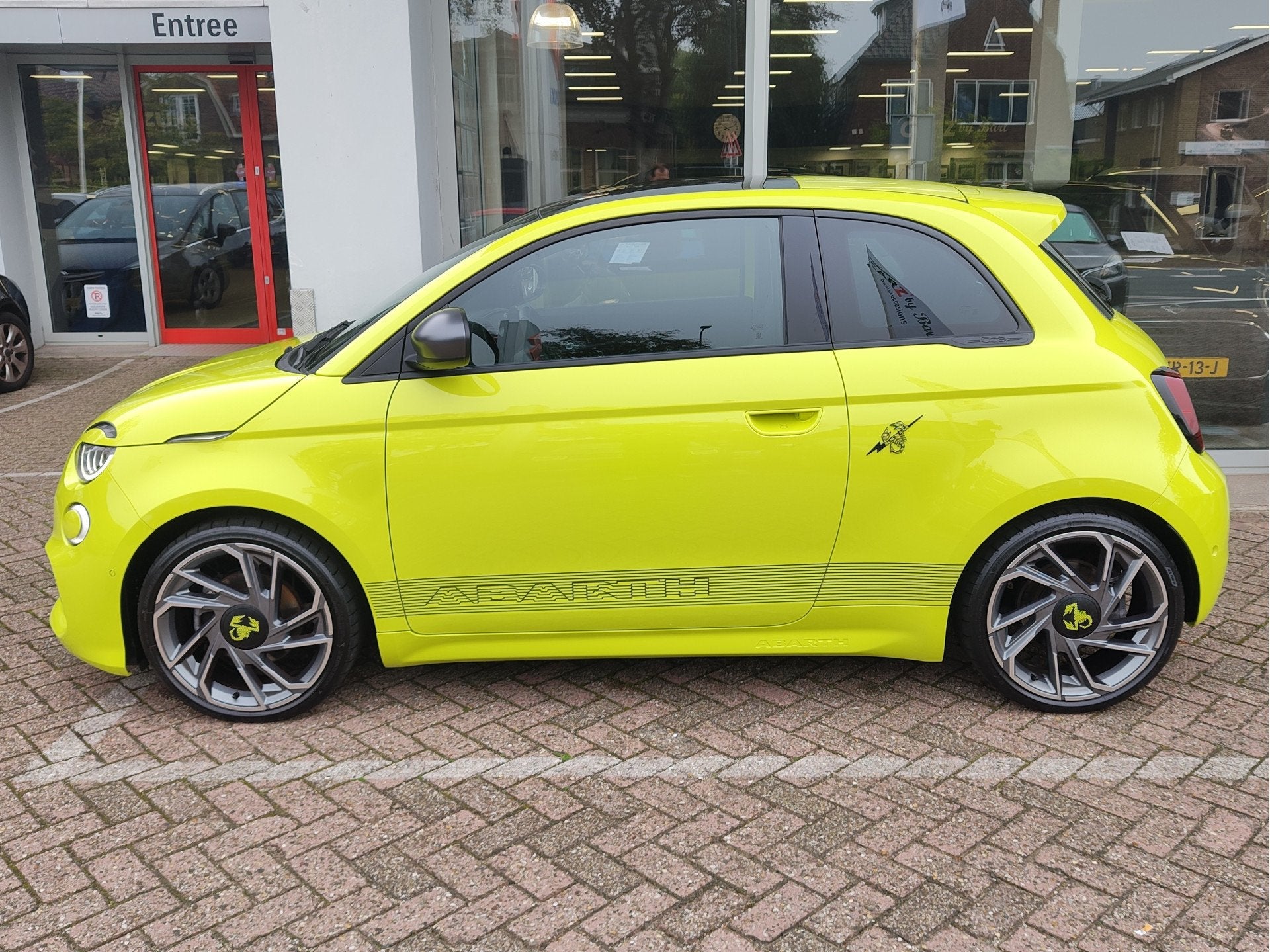Abarth 500e SCORPIONISSIMA 42 kWh Alcantara sportstuur | Pan, Auto's, Gebruikt, Zwart, 4 stoelen, 500e