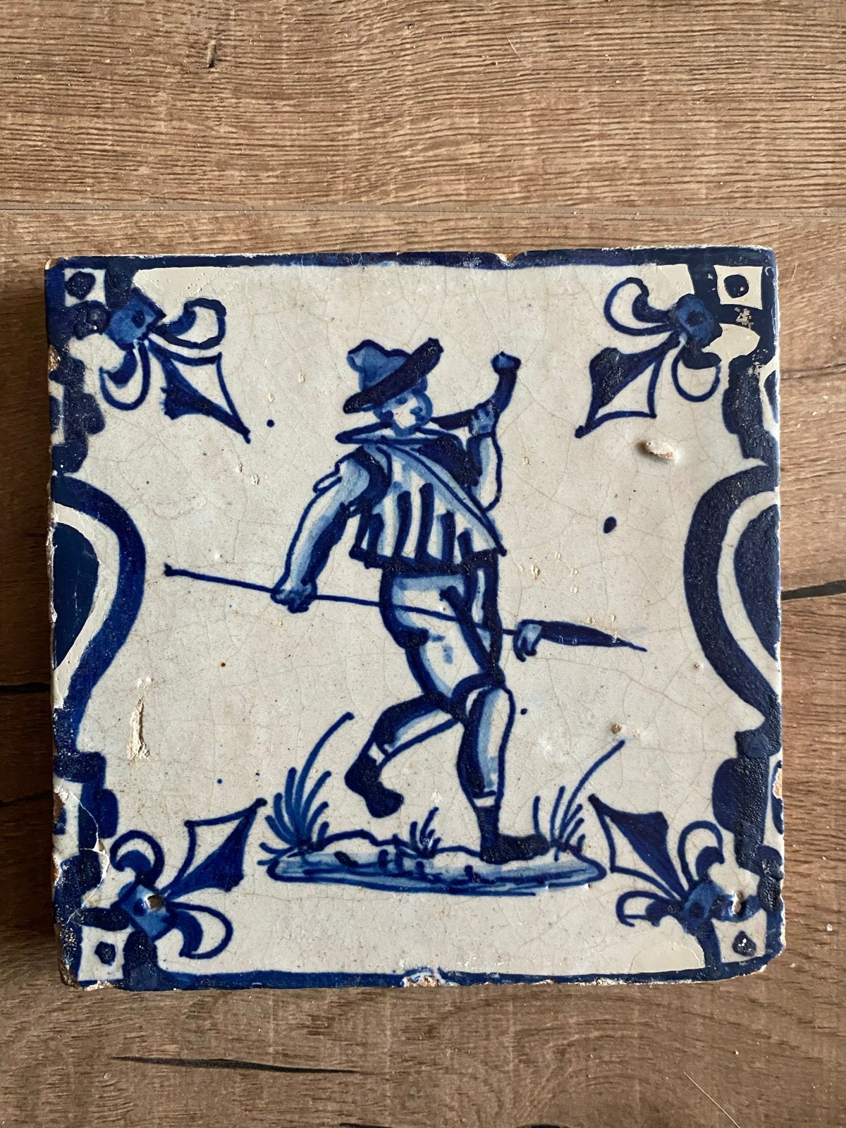 Antieke Delfts Blauwe Tegel met Jager, Ophalen of Verzenden
