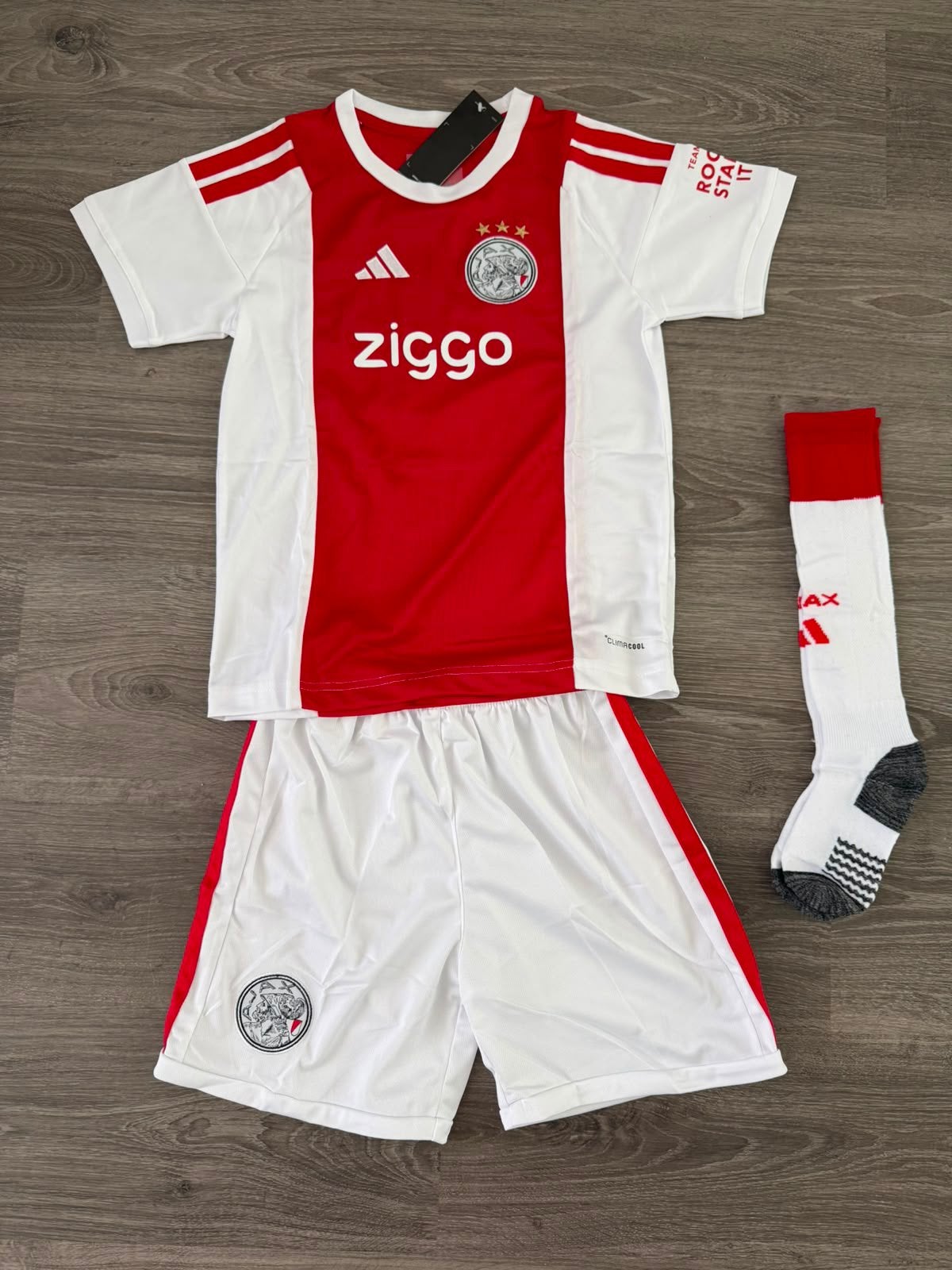 Ajax tenue 140 pakje nieuw met gratis sokken 2026/2027, Sport en Fitness, Voetbal, Maat XS of kleiner, Ophalen of Verzenden, Zo goed als nieuw